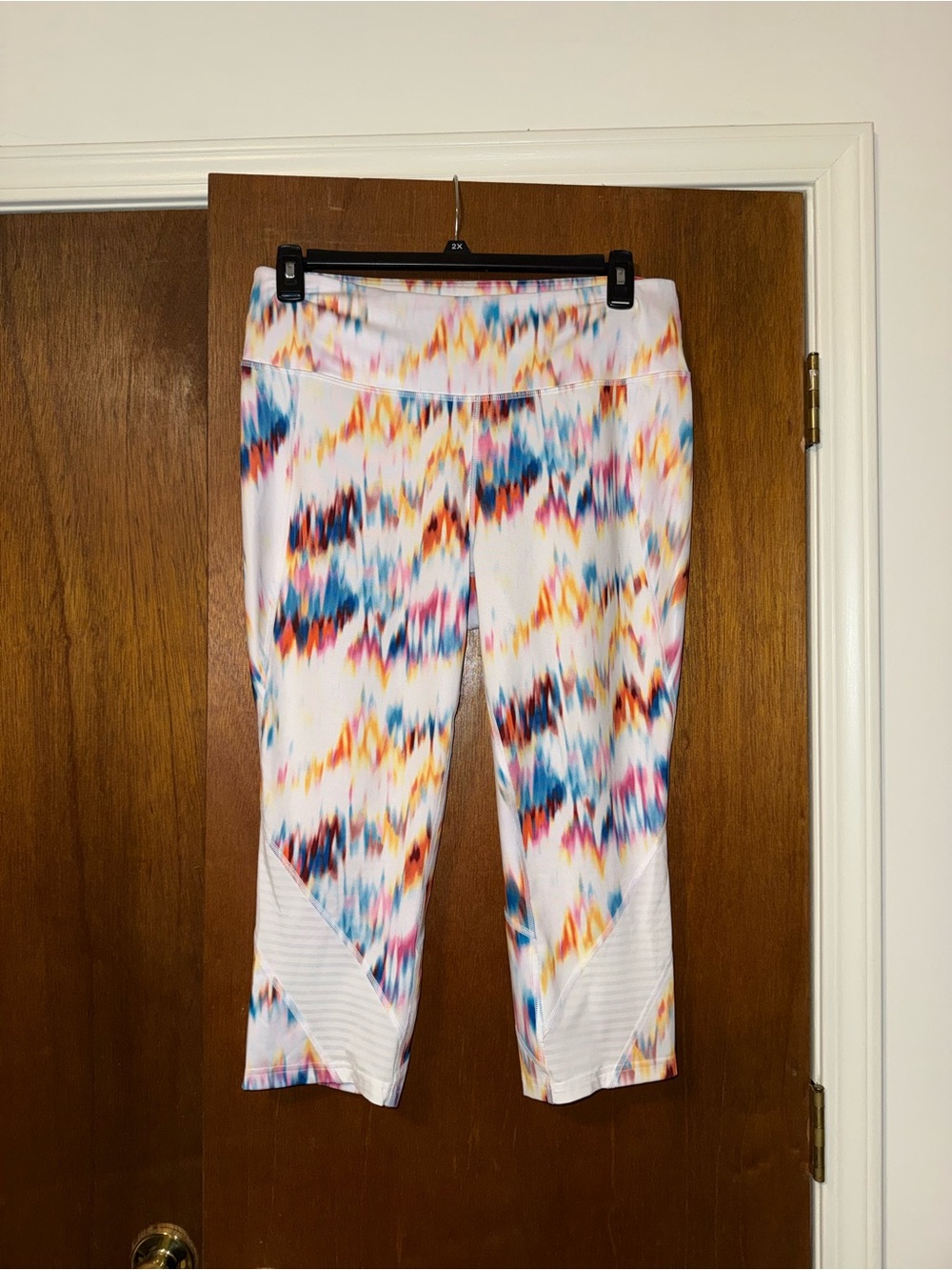 🐠 Tek Gear White Capri Leggings with Multicolor Ikat Streaks